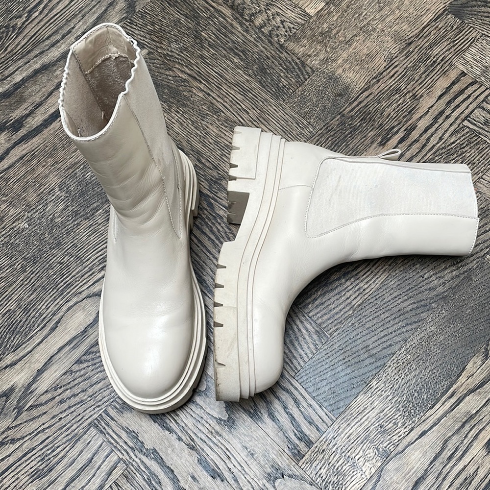 Size 39 cream chelsea boots Zara